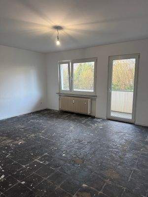 Leere Wohnung mit Balkon