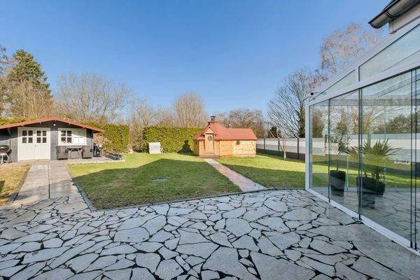 Terrasse mit Blick in den Garten