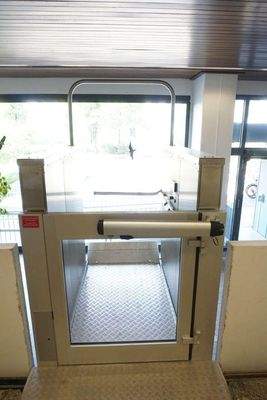 Behindertenaufzug zum EG