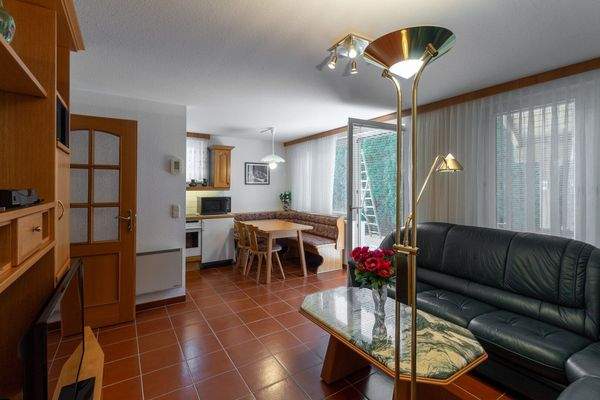 Blick vom Wohnbereich zum Essbereich und zum Gartenausgang