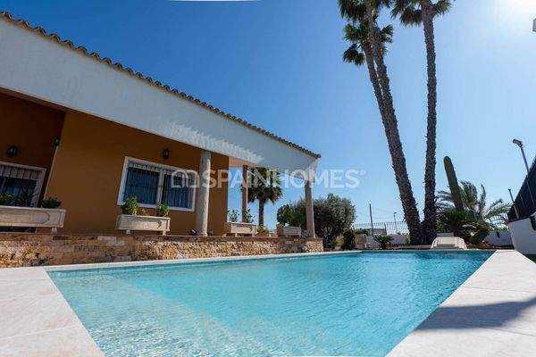 Spacious Villa with Pool and Parking in Orihuela Centro