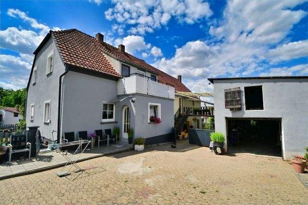 Gesamtansicht von Haus mit Nebengebäude und Hof