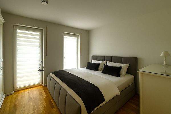 Schlafen m. 2 gr.Fenstern