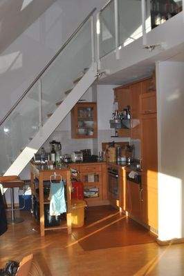 Einbauküche und Treppe