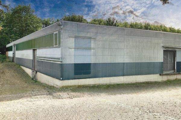 Seitenansicht links mit 2 seitlichen Rolltoren