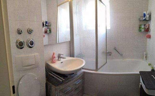 Tageslichtbad mit Badewanne