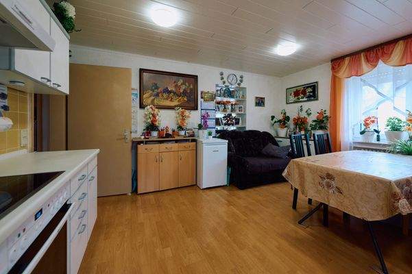 Küche mit Einbauküche mit Essbereich 