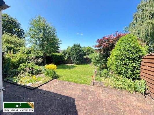 Blick in den Garten von der Terrasse