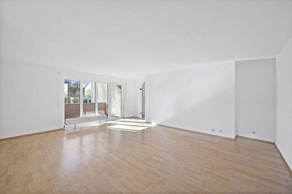 Wohnen/Essen mit Balkonzugang