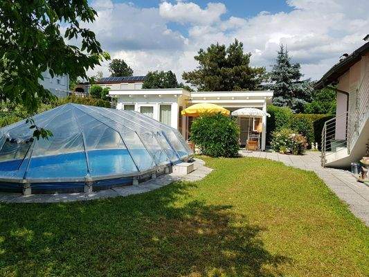 Garten mit Pool und Poolhaus