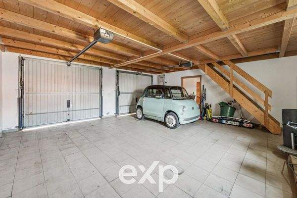 große Doppelgarage mit Speicher
