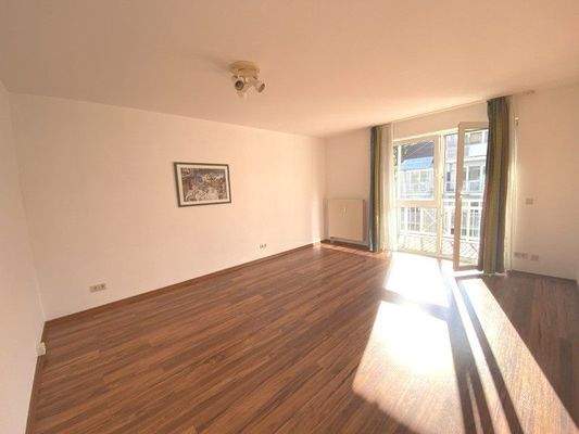 Wohnzimmer mit Balkon