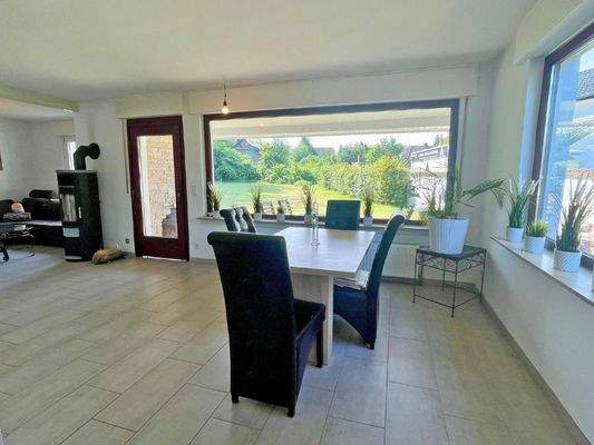 Essbereich mit großen Fensterfronten zum Garten