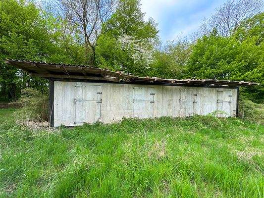 Schuppen mit zerfallenem Dach