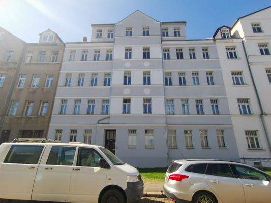 Hausansicht mit Grünstreifen