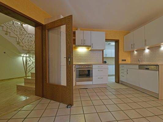 ... oder über das Treppenhaus zu erreichen. Von der große Küche mit separatem Waschraum...