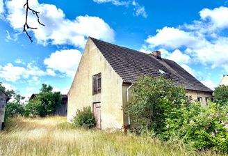 Blick auf das Haus und das weitläufige Grundstück