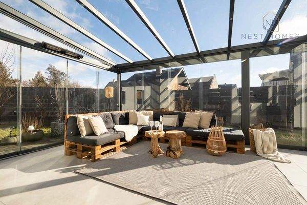 voll ausgestattet mit Jalousien