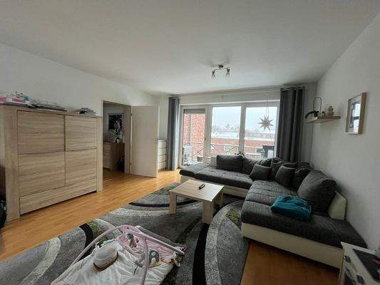 Wohnzimmer mit Balkonzugang