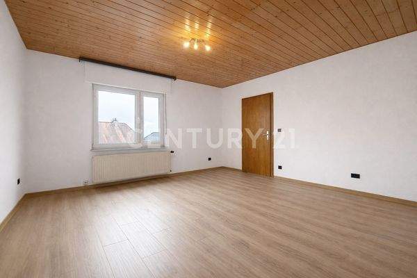 Großzügiges Wohnzimmer im Obergeschoss