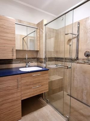 Badezimmer mit Waschmaschinenanschluss