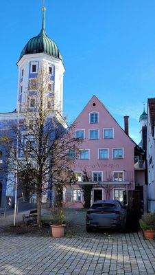 Westseite mit Vorplatz