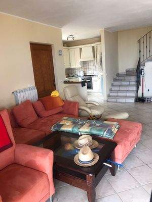 Wohnzimmer mit offener Küche