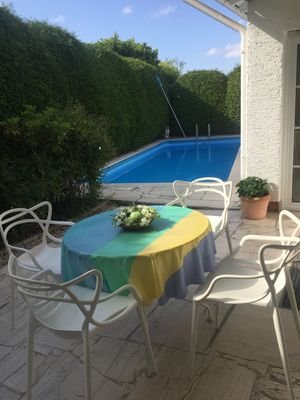 Frühstücksterrasse neben Pool