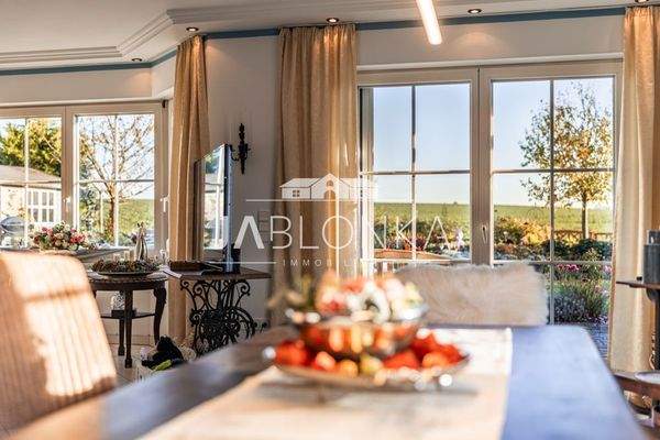 Essbereich mit Blick zur Terrasse