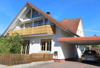 Außenansicht mit Carport