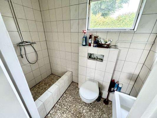 Bad mit Dusche und Fenster