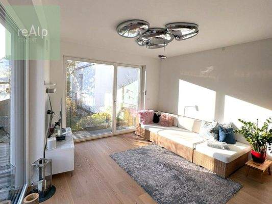 Alle Fenster im Wohnzimmer sind bodentief