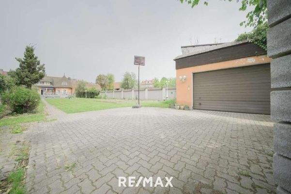 Doppelgarage und KFZ Stellplätze