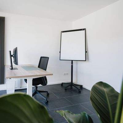Arbeitsplatz 1 in verfügbarem Büroraum