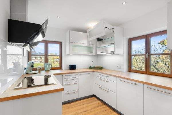 Hochwertige Einbauküche (1.OG)