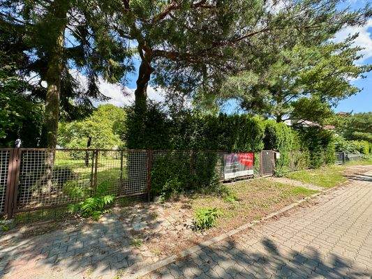 Straßenansicht links