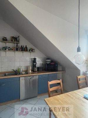 Wohnzimmer mit offener Küche