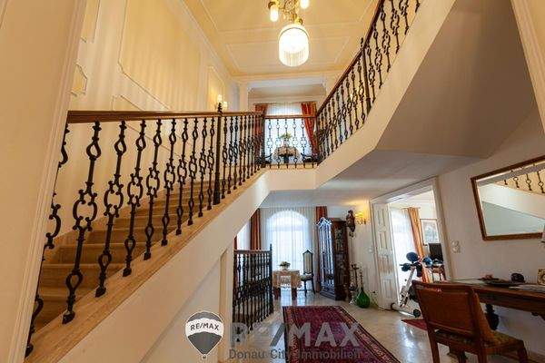 Halle mit Stiegenaufgang