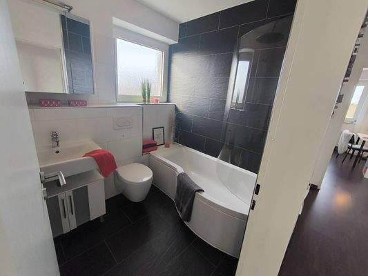 Das moderne Bad mit Fenster