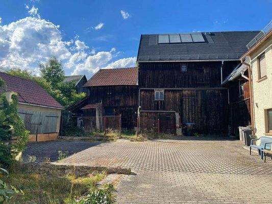 Hof mit Nebengebäuden