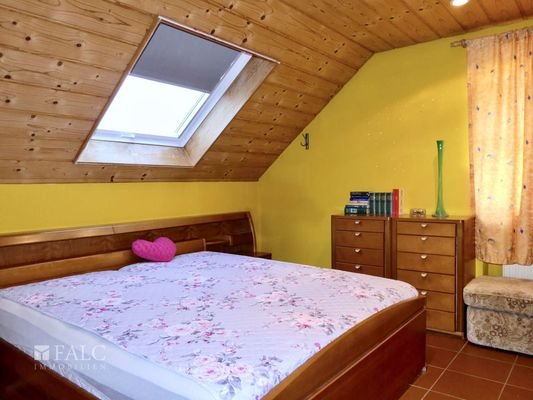 OG: Schlafzimmer 1 von 4