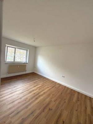 Helles Zimmer mit Fenster