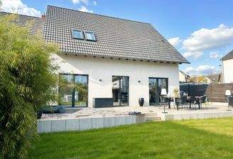 Garten mir Terrasse - (KI generiert)