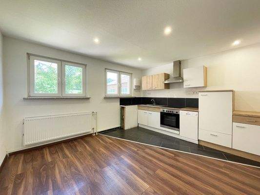 Verwaltungsbereich: Aufenthaltsraum mit Einbauküche