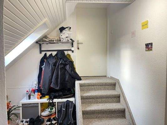 Eingangsbereich mit innenliegender Treppe