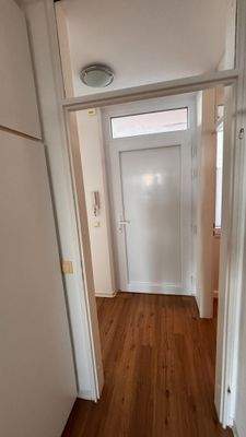 Flur mit Blick auf Wohnungstüre