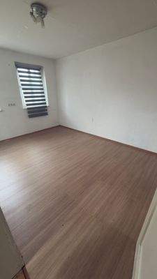 Helles Wohnzimmer mit Fenster