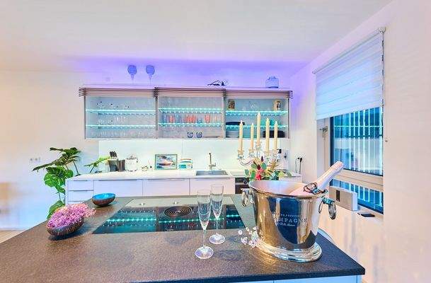 Kochinsel mit beleuchteten Oberschränke