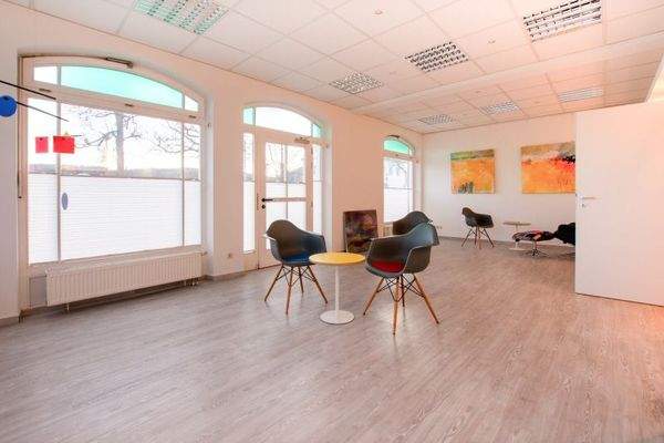 Praxiraum mit hellen Fenstern