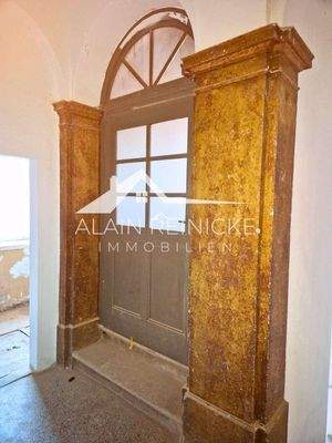 Türen mit Porphyrsäulen